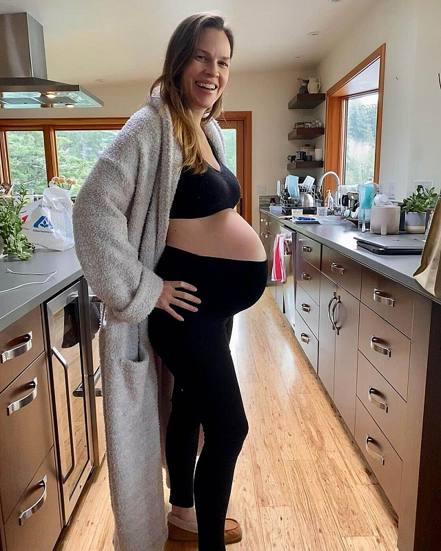 Hilary Swanková v době, kdy čekala dvojčata (2023)
