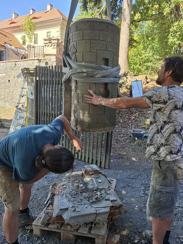 Oprava slavnostní vstupní brány do zámeckého areálu ve Valči na Karlovarsku...