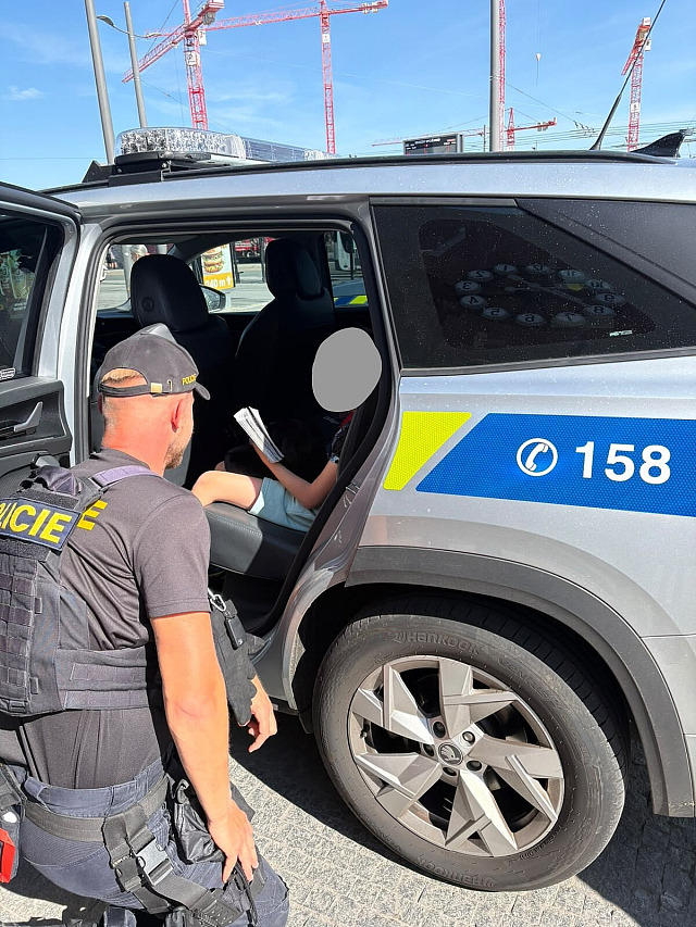 Osmiletý chlapec v péči policistů poté, co nedopatřením zůstal na peróně. (25....