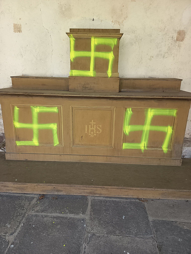 Vandal nasprejoval hákové kříže na poutní místo v Horní Polici. (26. května...