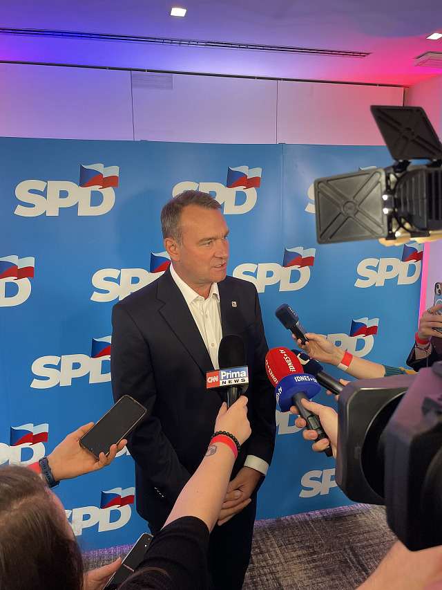 Místopředseda hnutí SPD Radim Fiala dorazil do volebního štábu. (10. října 2026)