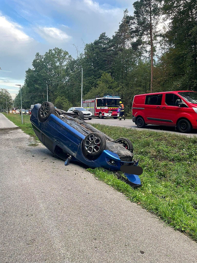 Auto skončilo na střeše. (16. září 2026)