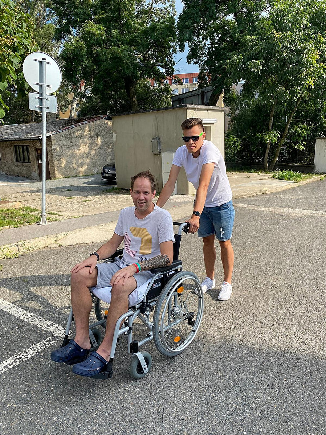 Petr Vondráček z Prahy v červnu 2021 náhle ochrnul po vakcíně proti covidu....