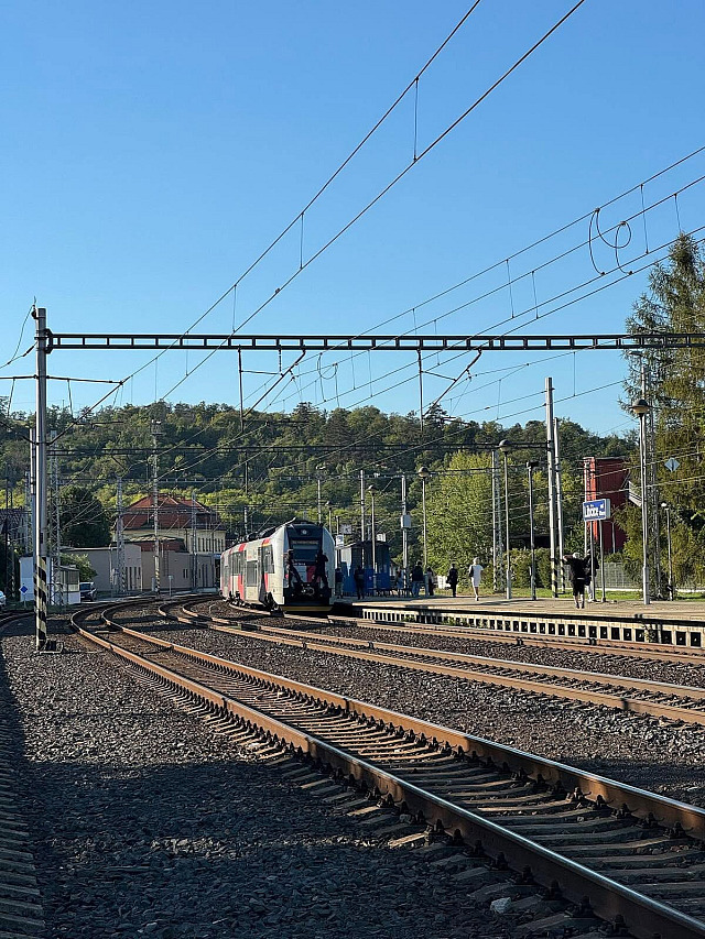 Dva mladíci naskočili na vlakovou soupravu v Libčicích nad Vltavou. (16. září...