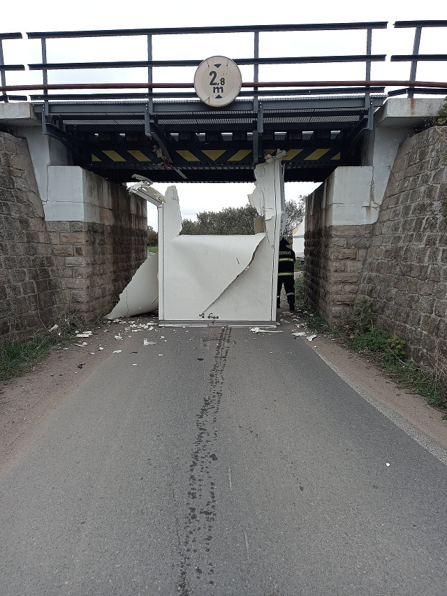 Nehoda nákladního auta pod železničním mostem u Svinárek v Hradci Králové (19....