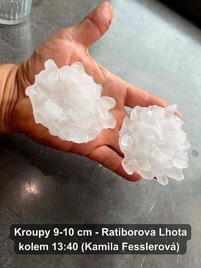 Kroupy o průměru 9 až 10 centimetrů, které během silné bouřky zasáhly...