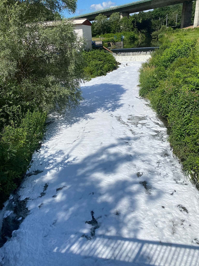 Hladinu řeky Bíliny u Ústí nad Labem pokryla hustá bílá pěna, příčina se šetří.