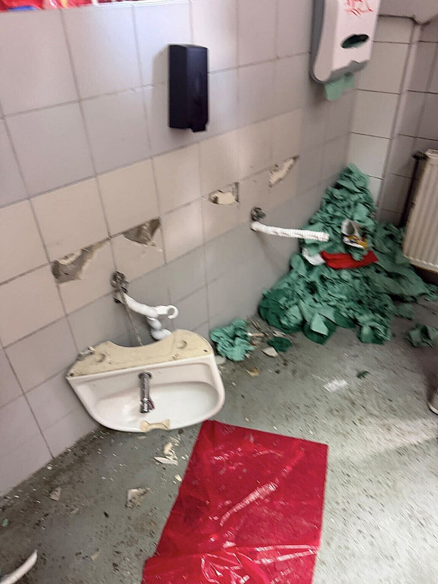 Utržené umyvadlo na záchodech na stadionu v Eden pro hostující fanoušky pp...