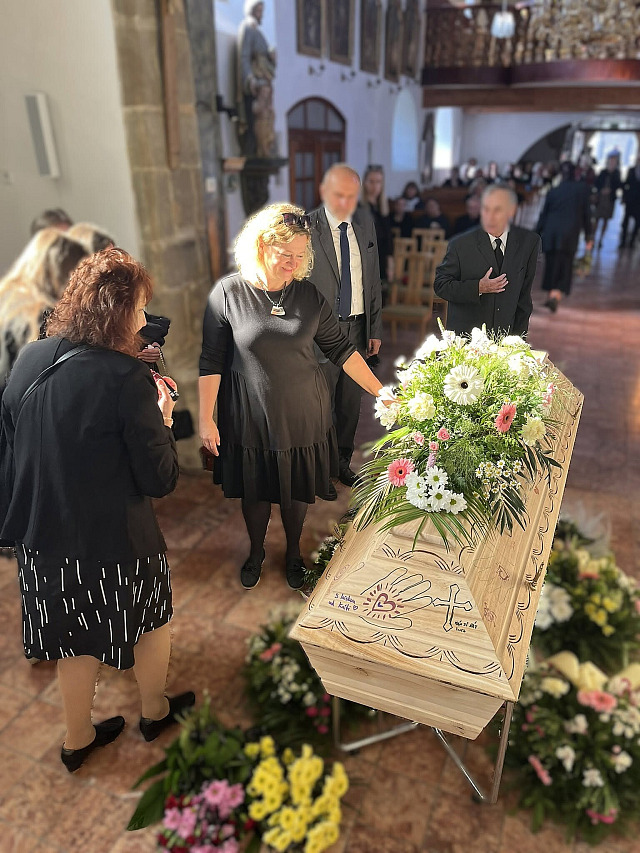 Tereza Kovářová pomáhá pozůstalým rodinám připravit laskavé poslední rozloučení...