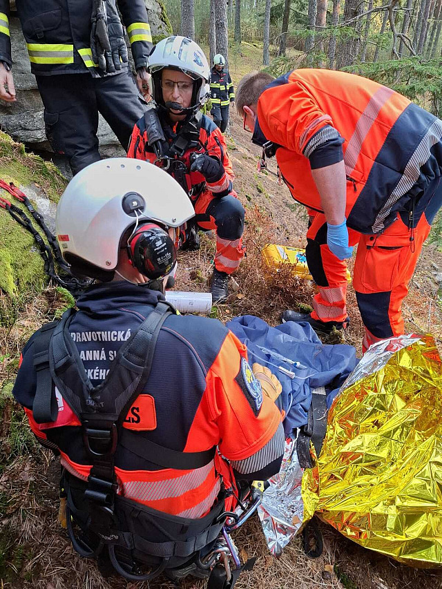 Žena na Prachaticku spadla z několikametrové výšky na skalní plotnu. Z těžko...