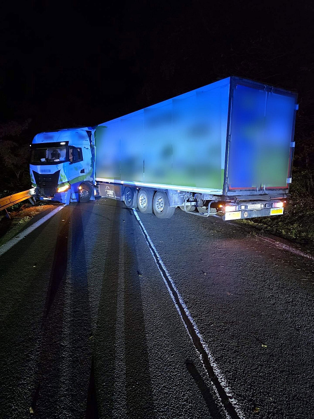 Nákladní automobil, který se v sobotu brzy ráno zaklínil mezi svodidly, zcela...