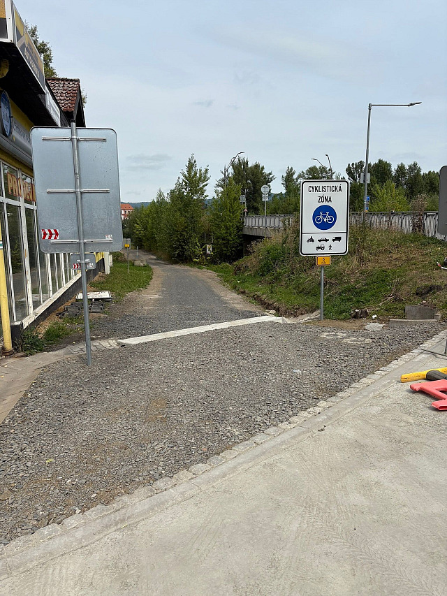Cesta vedoucí k pozemku byla podle Zdeňka Bartoníčka dříve bez omezení. Teď po...
