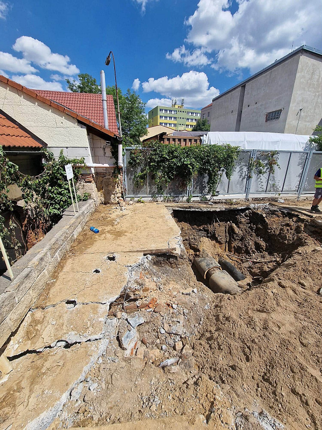 Kvůli netěsnosti potrubí zůstaly tisíce domácností v Praze 4 bez teplé vody....