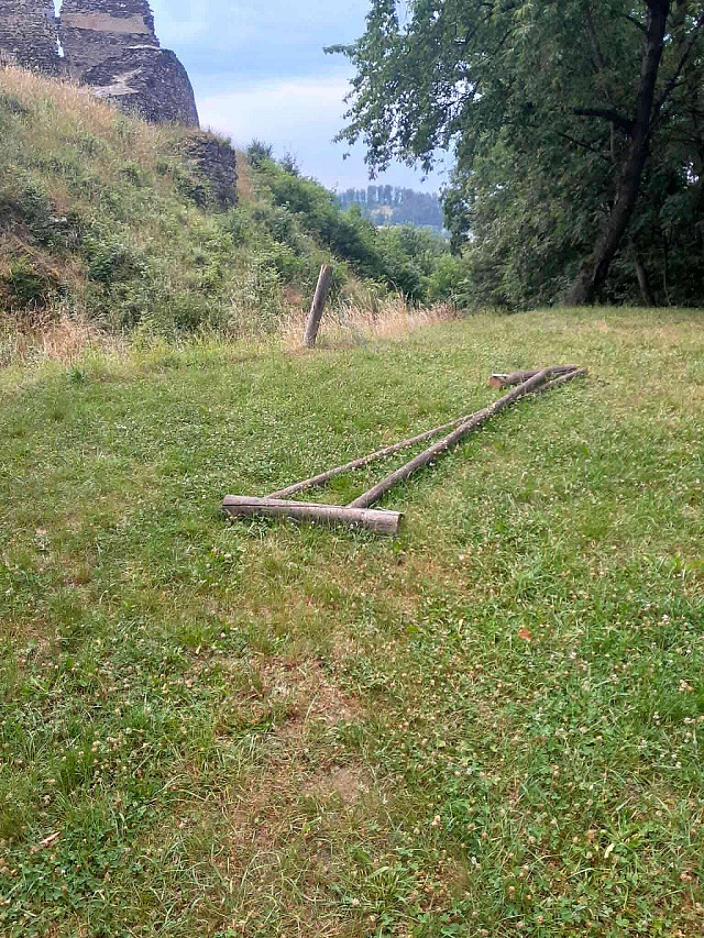 Neznámý vandal na zřícenině hradu Brníčko vytrhl jedno ze zábradlí, poté ho...