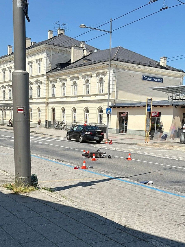 V Jánské ulici v Opavě došlo k vážné dopravní nehodě, při níž se srazilo osobní...