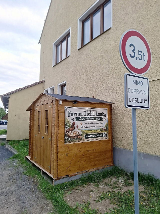 Farmáři postavili stánek na náves v Záboří. Nabízejí v něm domácí vejce, masné...