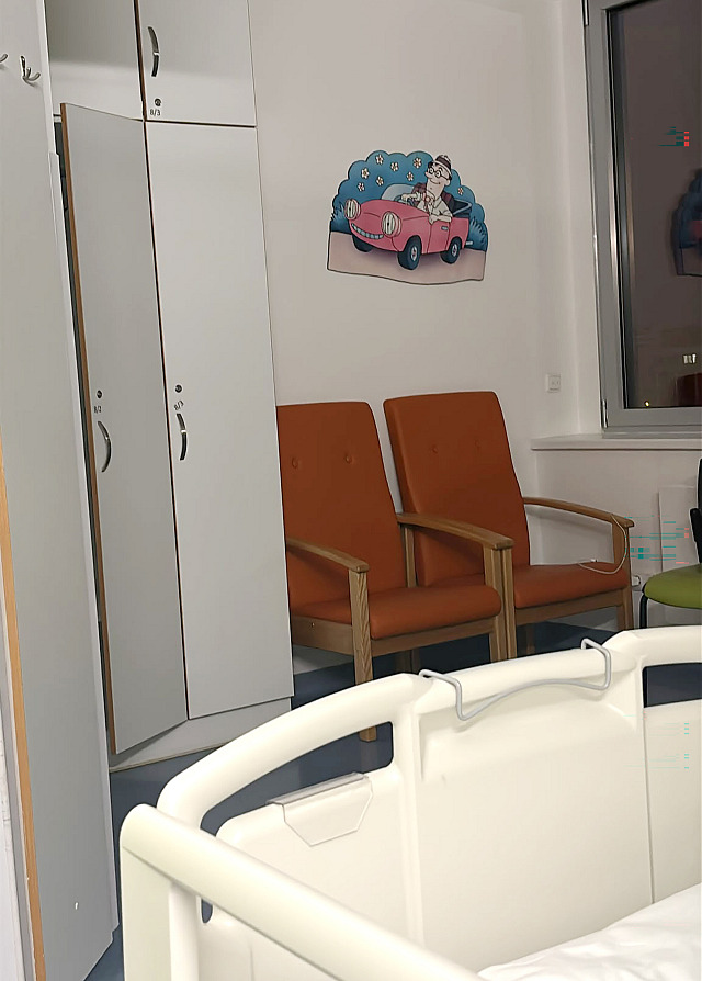 Dvě křesla nemohou rodiče obrátit sedáky k sobě, aby se v noci v pokoji u svých...