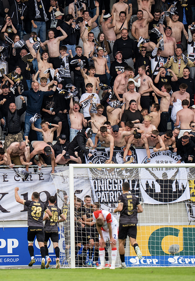 Královéhradečtí fotbalisté slaví společně s fanoušky třetí gól v bráně Slavie.