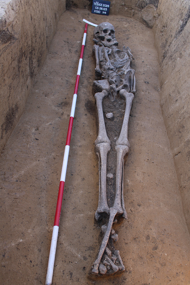 Pohled do hrobu číslo 4, který archeologové objevili na Prostějovsku. (Září...