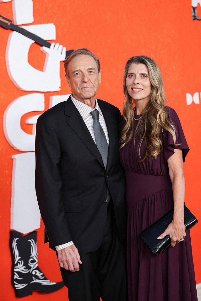 John Goodman a jeho manželka Anna Beth Goodmanová v Los Angeles na premiéře...