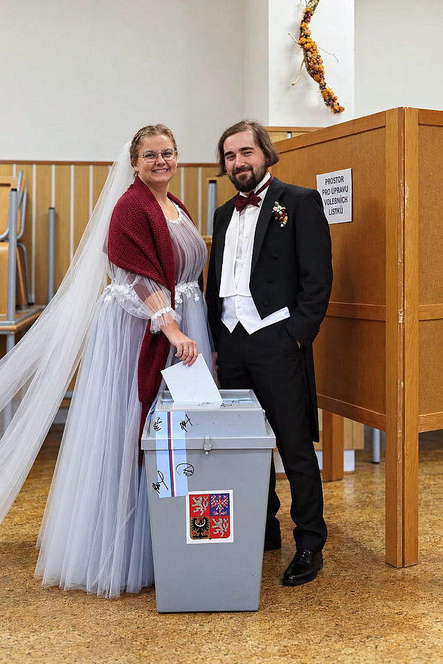 Snoubenci ze Zábřehu se cestou k oltáři zastavili odvolit v druhém kole...