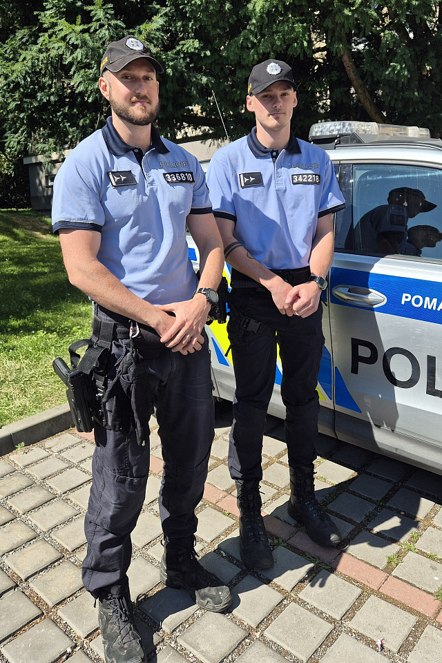 Marek Roupec (vlevo) a Adam Pospíšil, policisté z Třebíče, kteří na střeše...