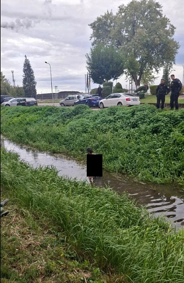 Opilý agresor skočil před policejními hlídkami do Mlýnské stoky.