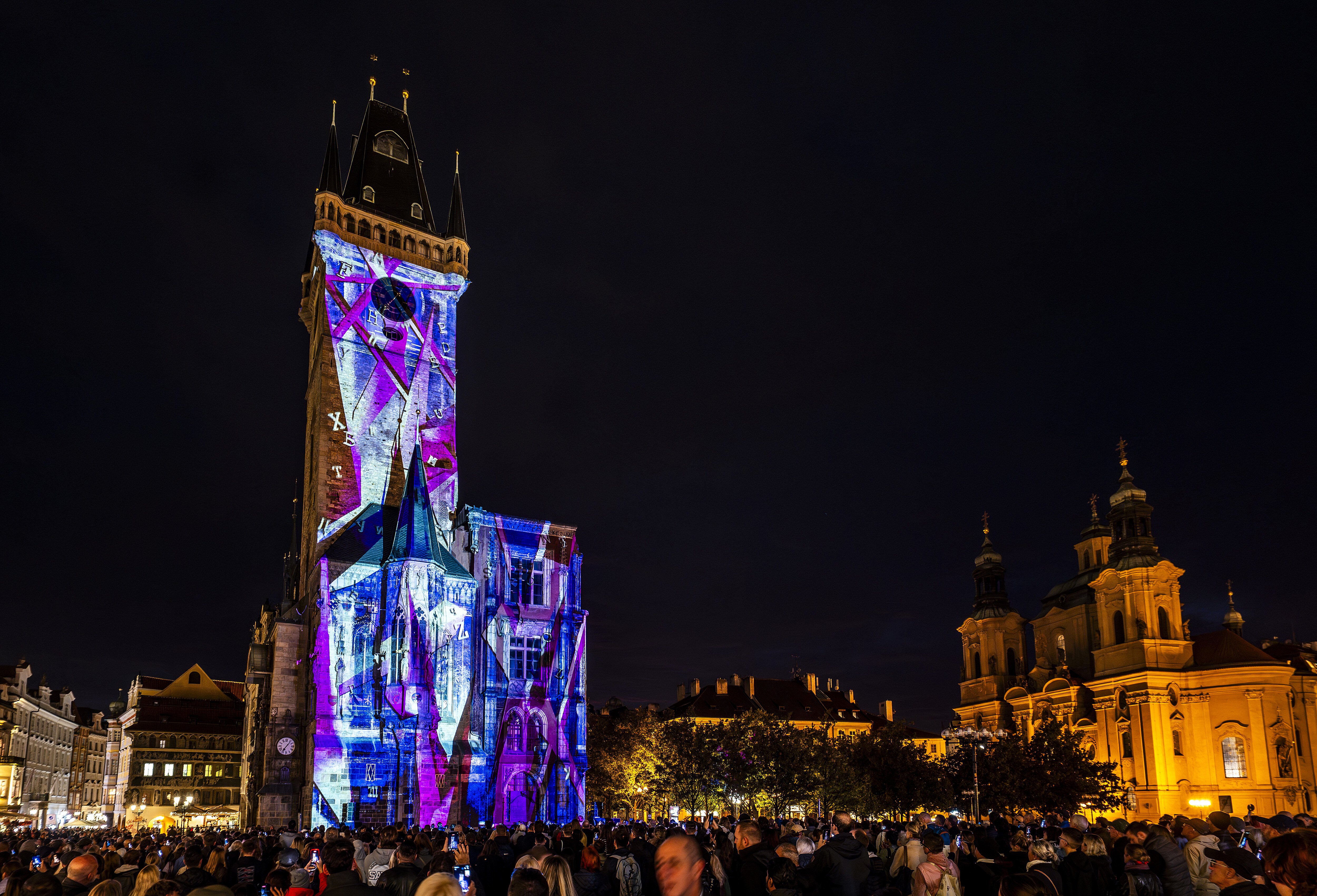 OBRAZEM: Prahu rozsvítil Signal festival, na Staroměstské náměstí ...
